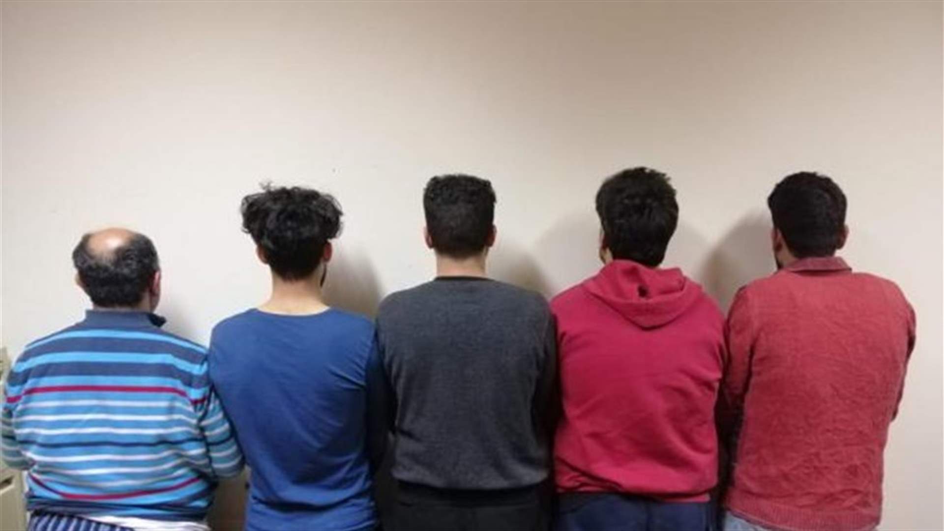 توقيف عصابة تبيع ليرات ذهبية مزيفة في بيروت ودهم مكان تصنيعها (صور)