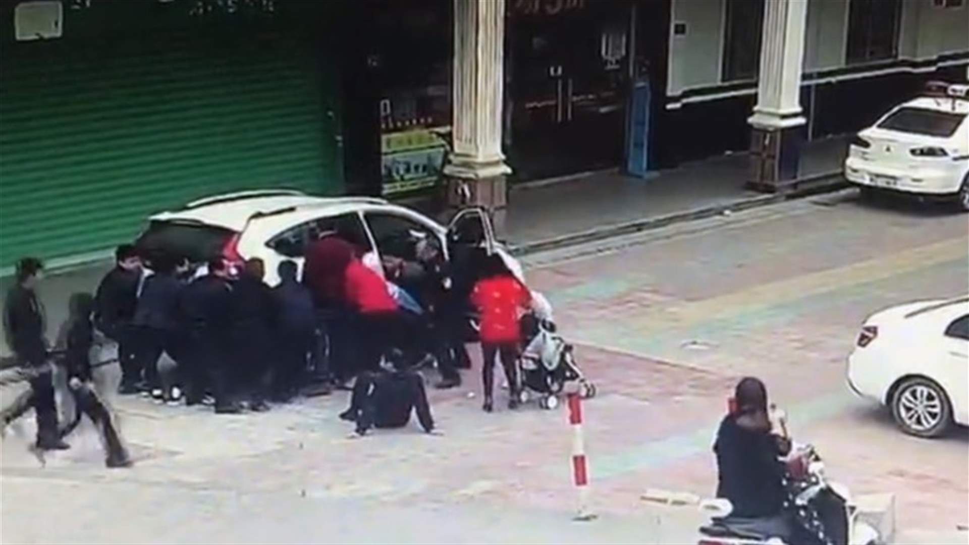 مارة يرفعون سيارة لإنقاذ طفل من تحت عجلاتها... فيديو قاسٍ