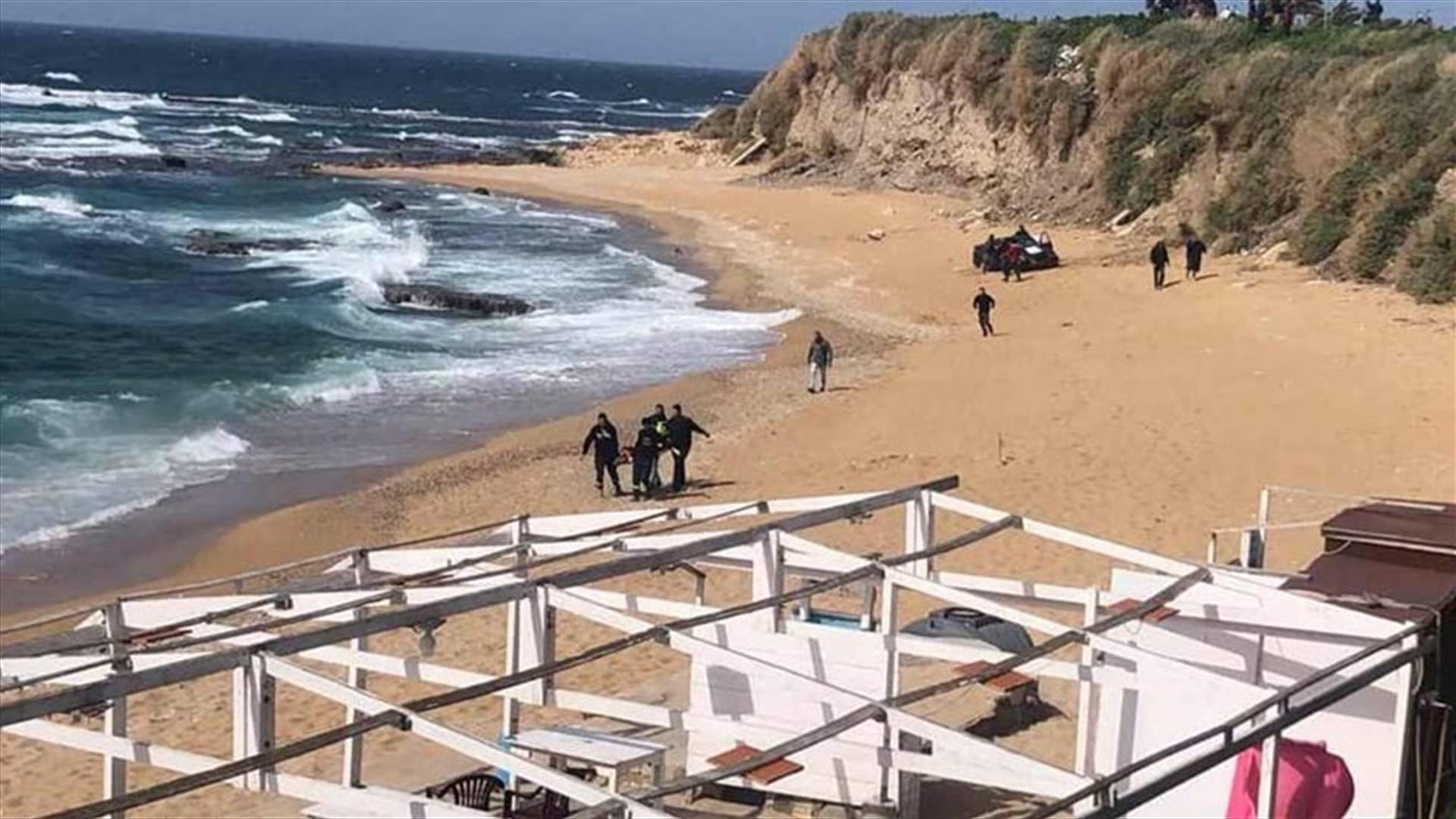 في صور... تدهورت سيارتها نحو ٢٥ مترا واستقرت على الشاطئ