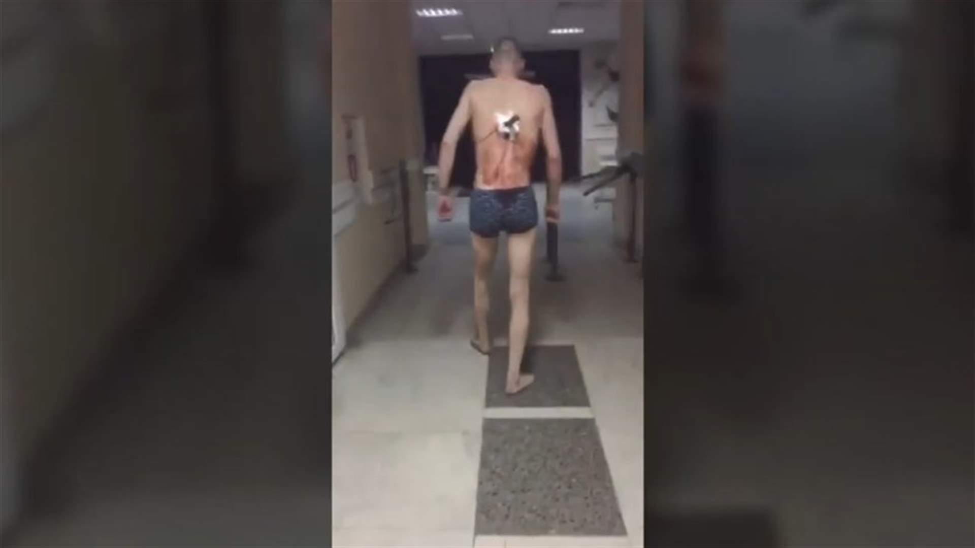 خرج من المستشفى لتدخين سيجارة بسكين مغروس في ظهره (فيديو)