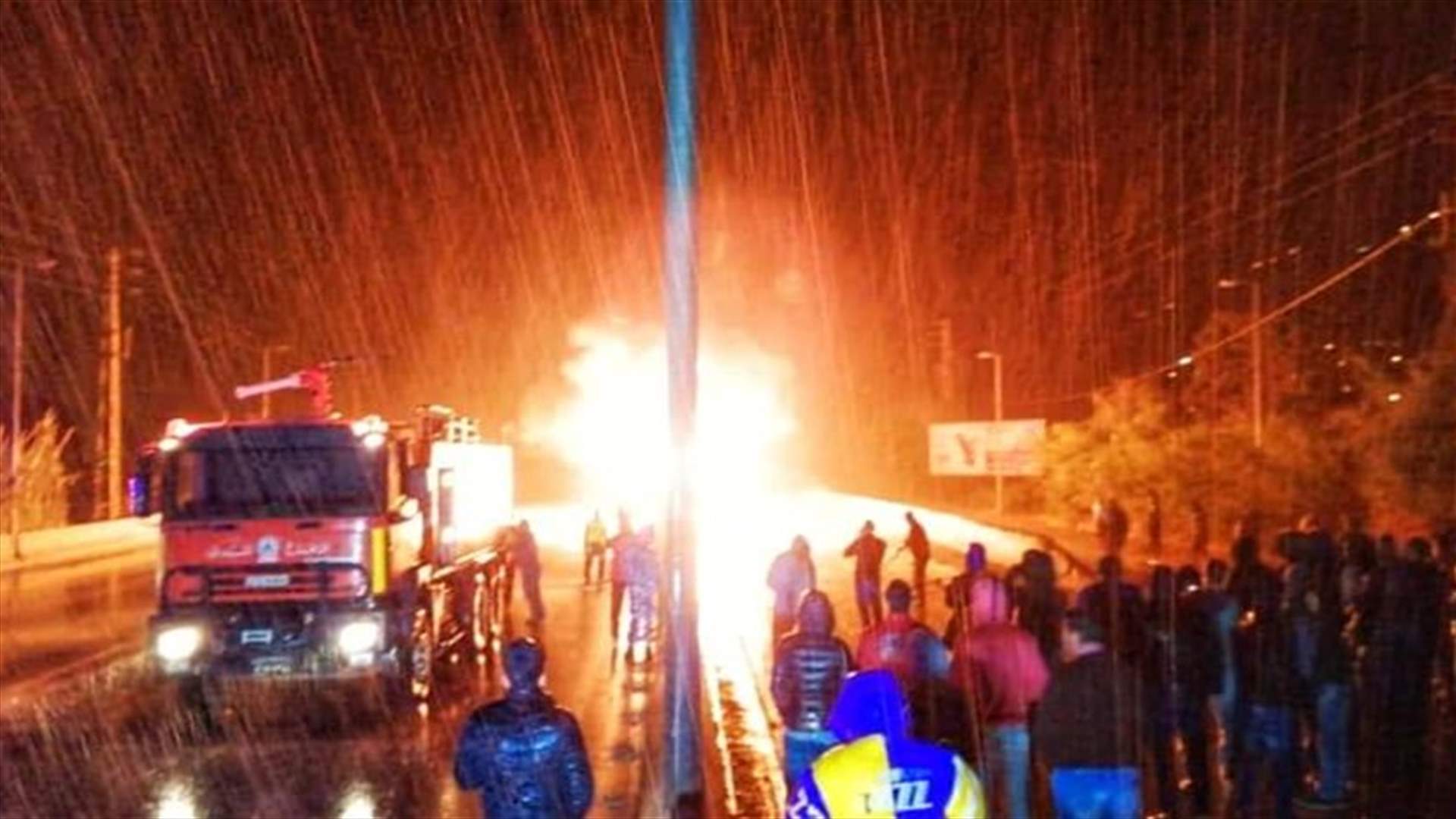 صاعقة تُشعل النيران في صهريج مازوت... وإصابة السائق (صورة)