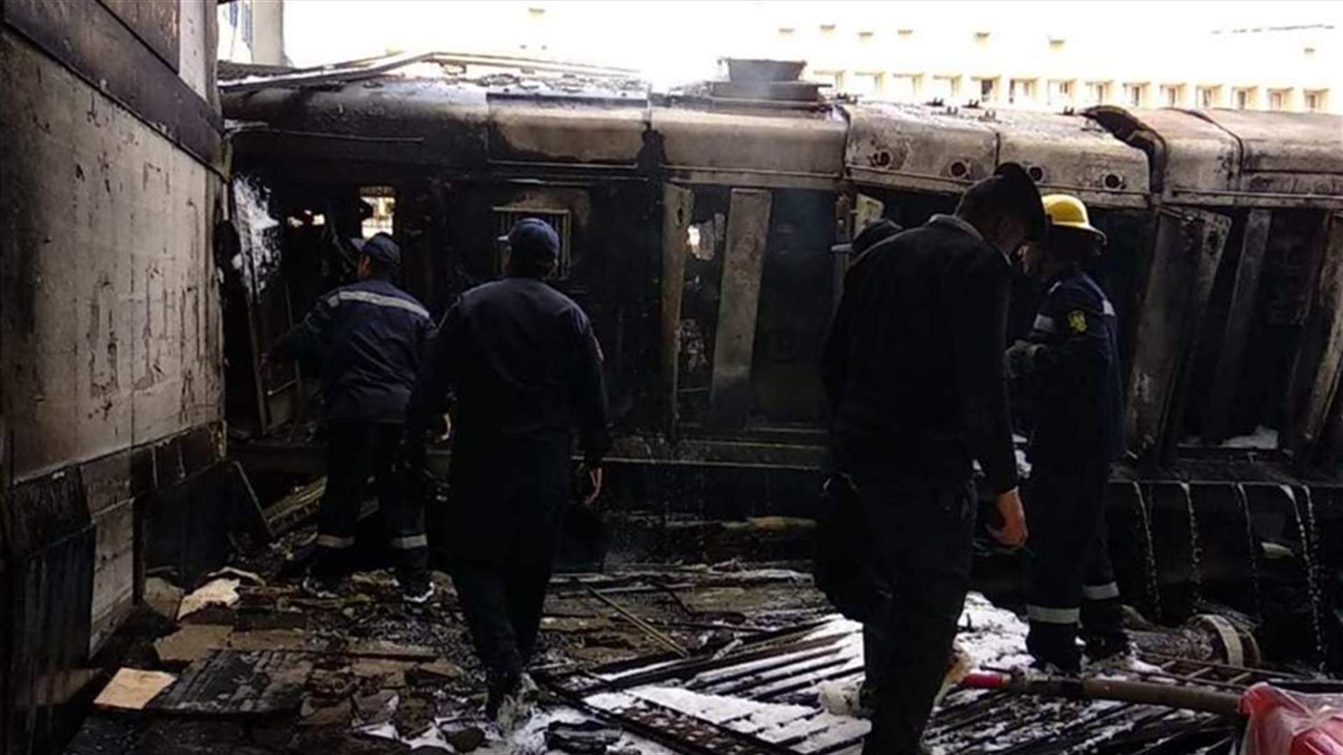 لحظة وقوع الحادث المروع في محطة القطارات في القاهرة (فيديو)