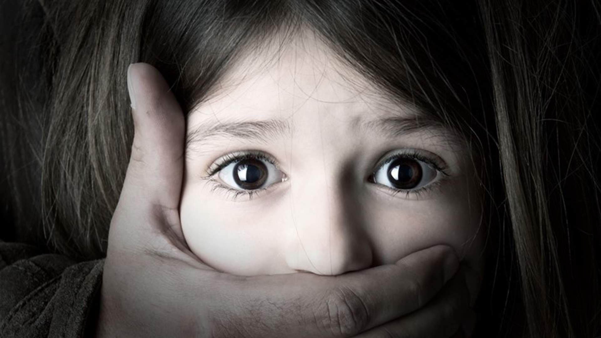 اختطاف طفلة من بين يدي والدتها... اليكم التفاصيل!