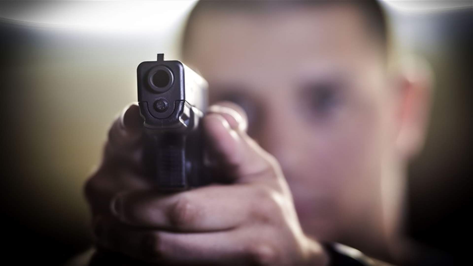 مراهق قُتل أمام عيني والدته... حادثة إطلاق نار غريبة