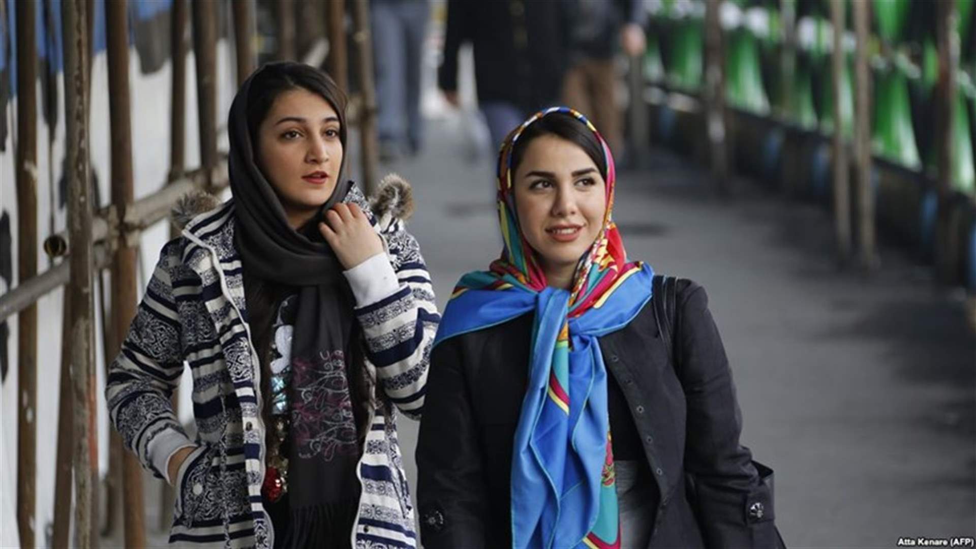 في ايران... رفضت ارتداء الحجاب فهكذا عاقبها أحد المارّة (فيديو)