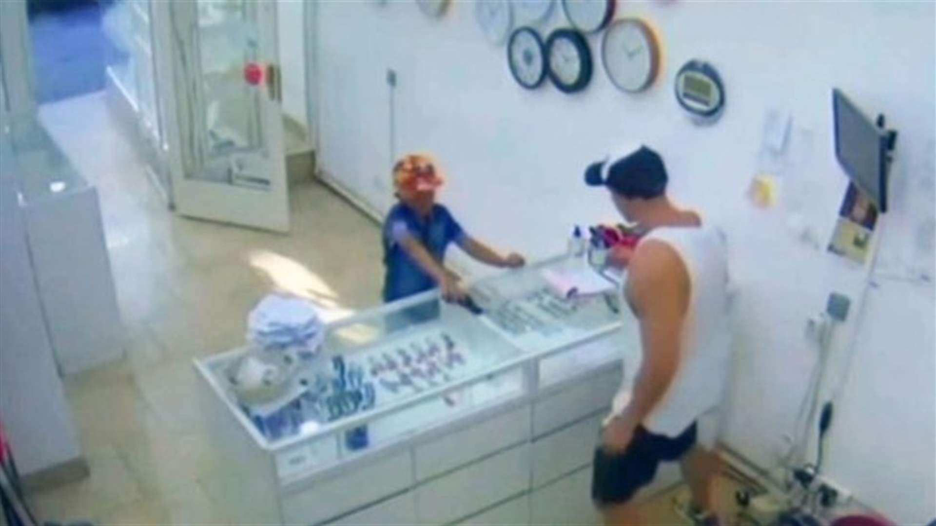 طفل يدخل محل مجوهرات ويهدّد بالسلاح... وكاميرات المراقبة توثّق ما حصل!