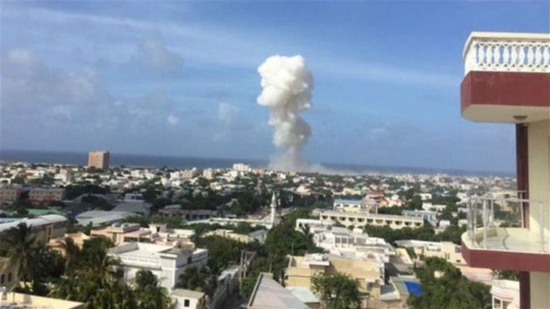 انفجار ضخم وإطلاق نار كثيف في مقديشو