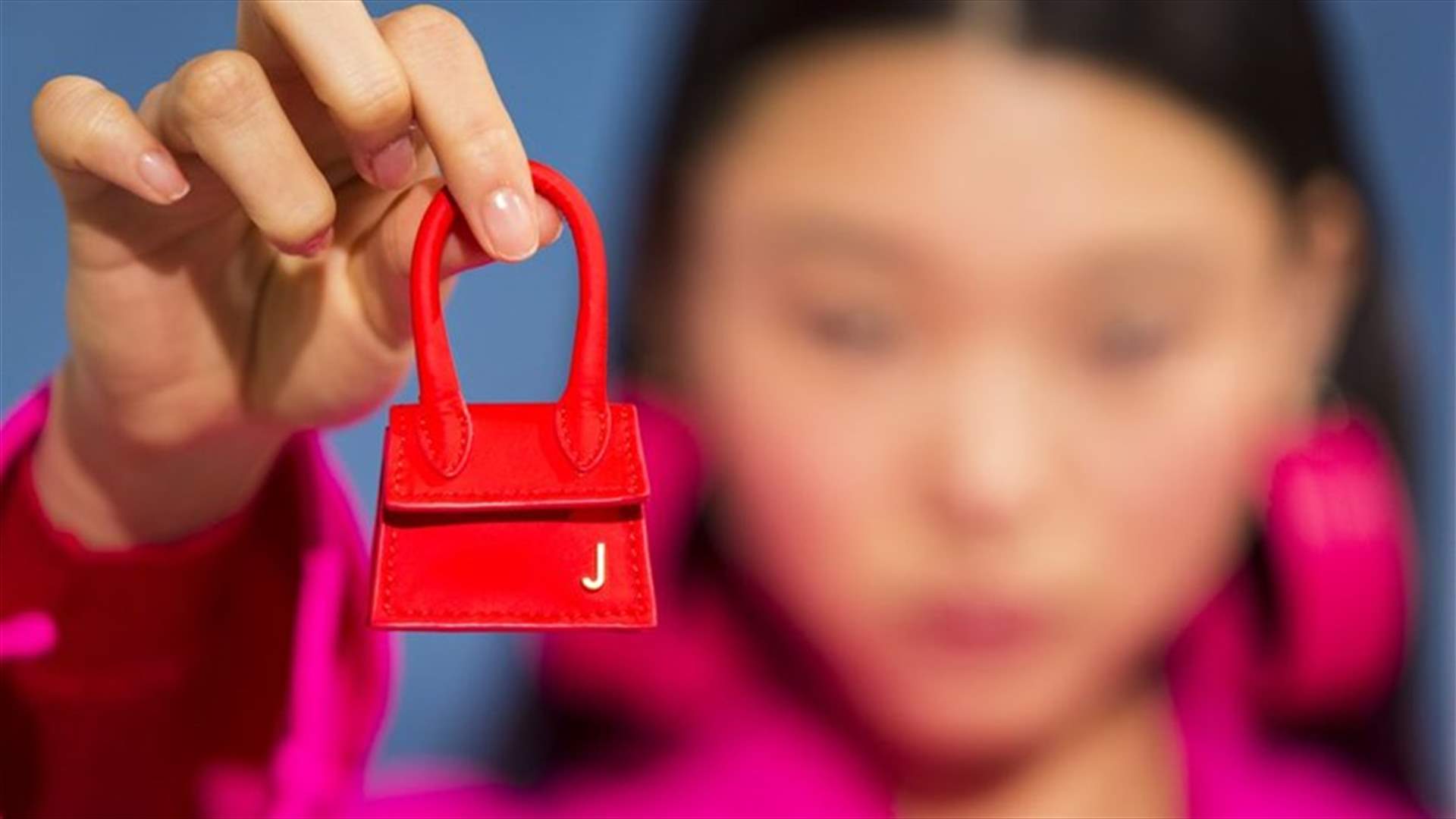 موضة الحقائب الصغيرة... لن تتخيلوا كم أصبح حجمها (صور)