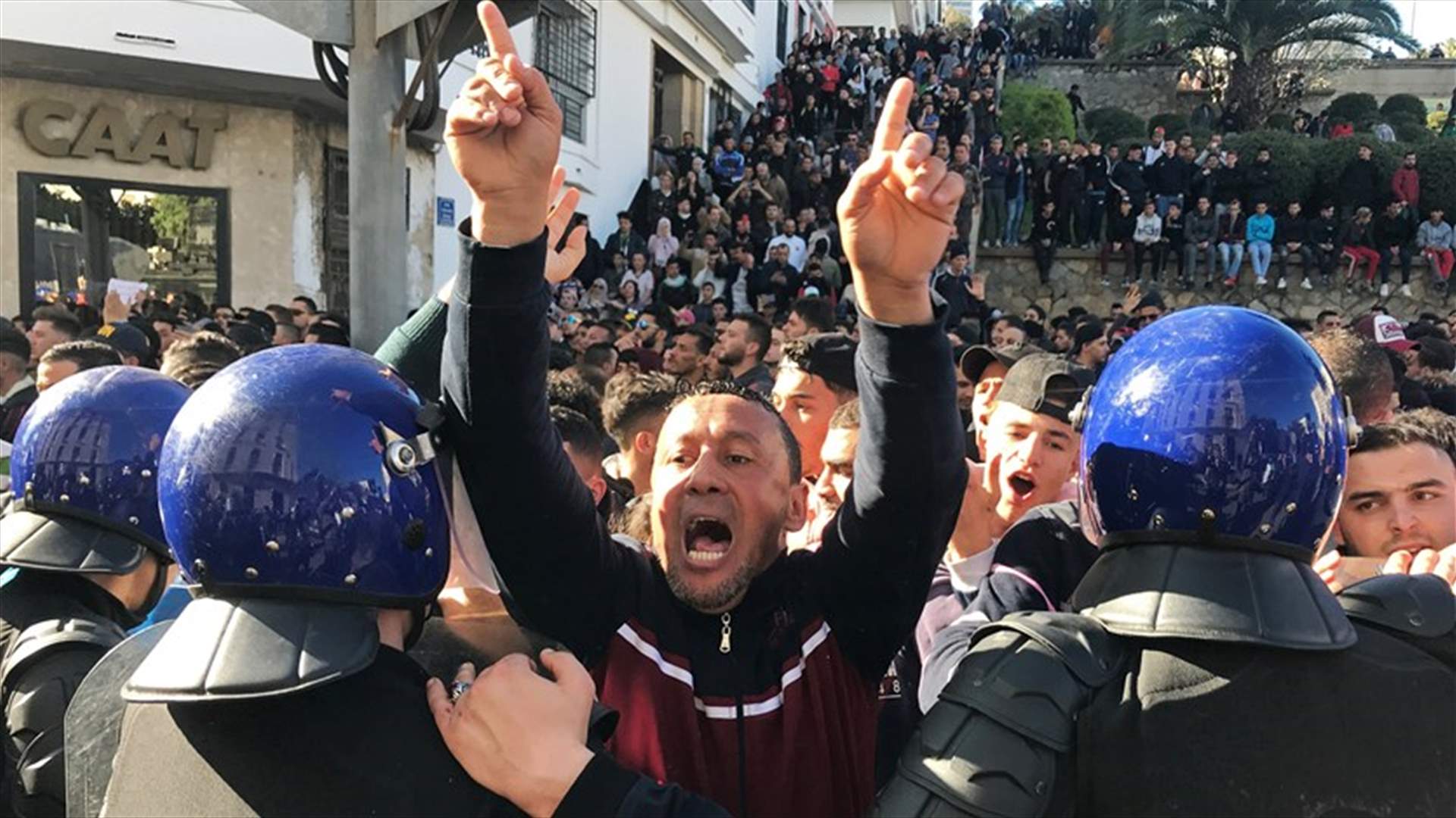 الشرطة الجزائرية تطلق الغاز المسيل للدموع لتفريق متظاهرين