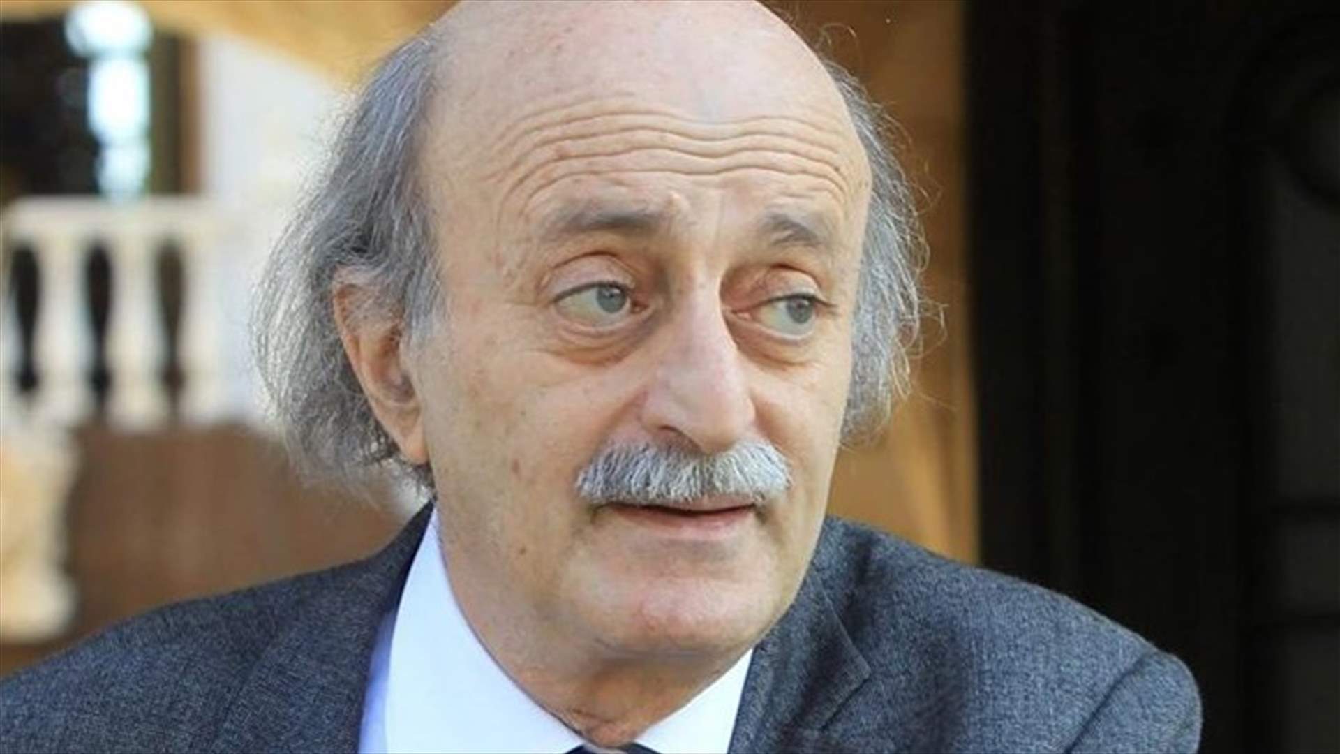 جنبلاط:  للشيخ ناصر الدين الغريب مكانته وانصح بالابتعاد عن اي دور لا يليق بمقامه