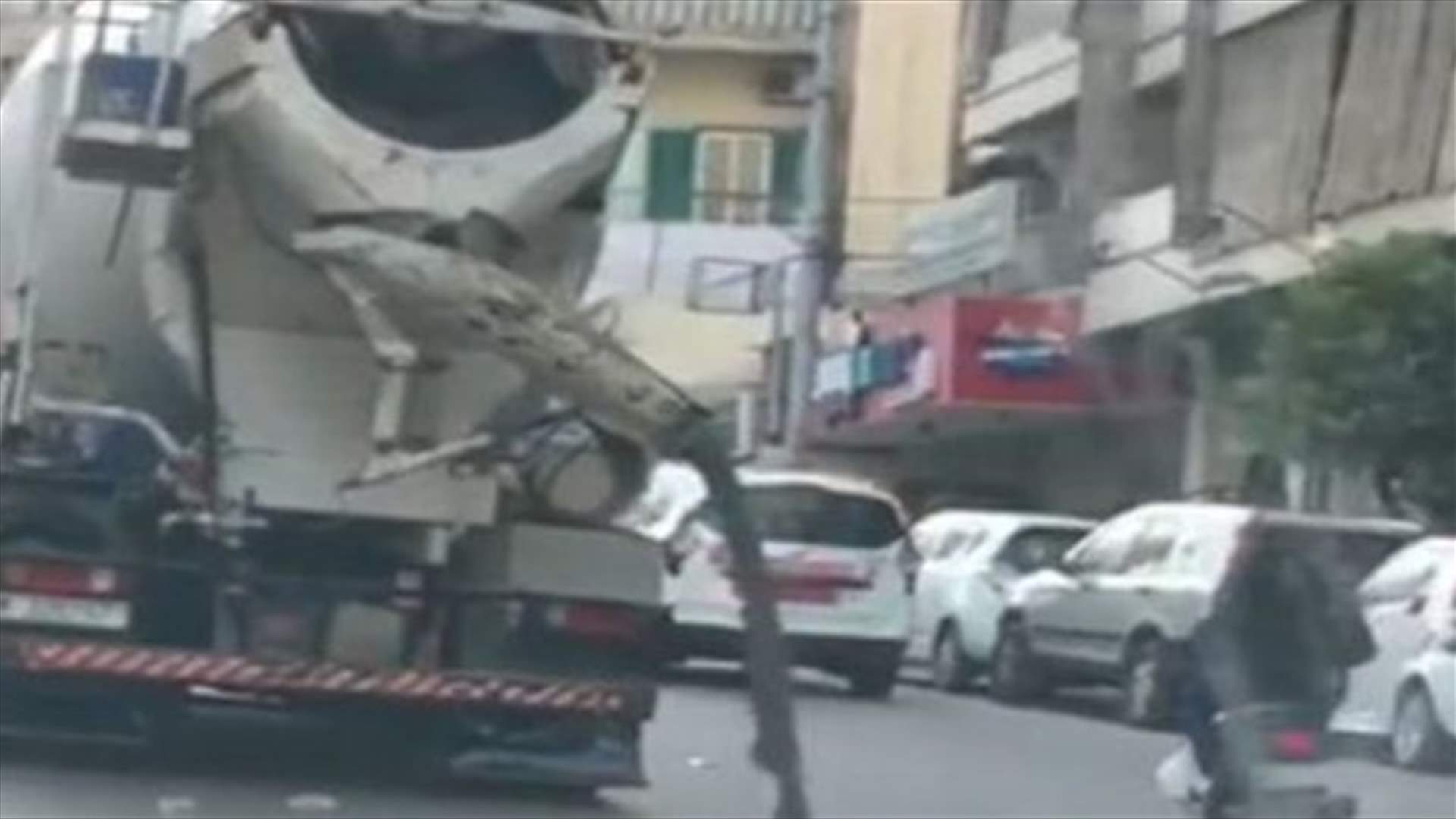 بعد تداول فيديو يُظهر جبالة تُسرب مادة الباطون... تنظيم محضر ضبط بحق السائق