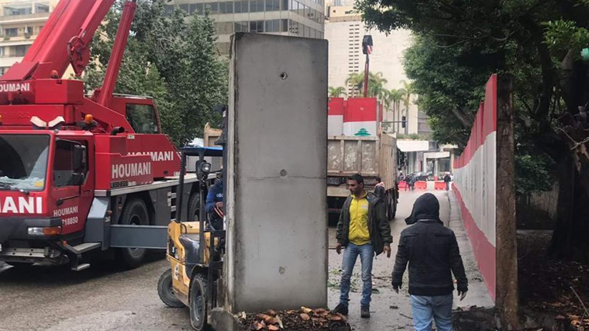 ازالة المكعبات الإسمنتية في محيط مقر تيار المستقبل في القنطاري (صور)