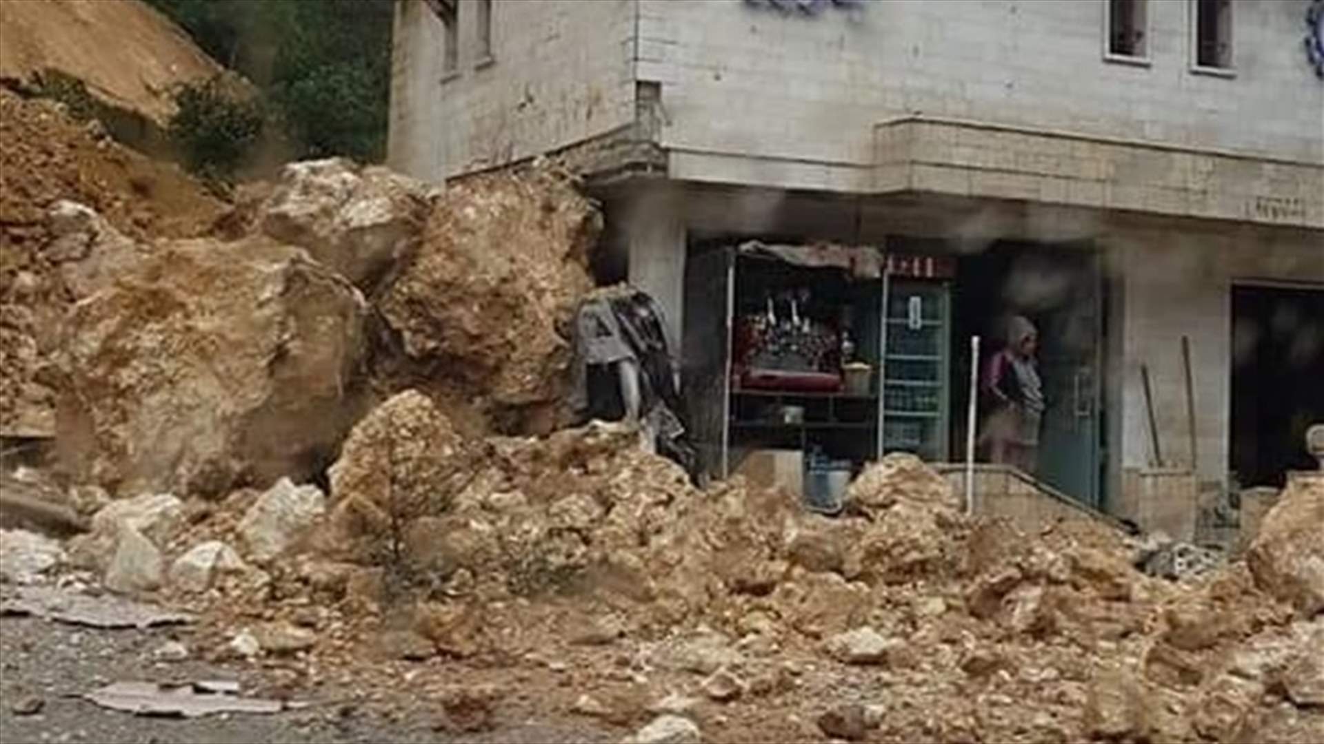 انهيار على طريق ملتقى النهرين يشكل خطرا على العابرين