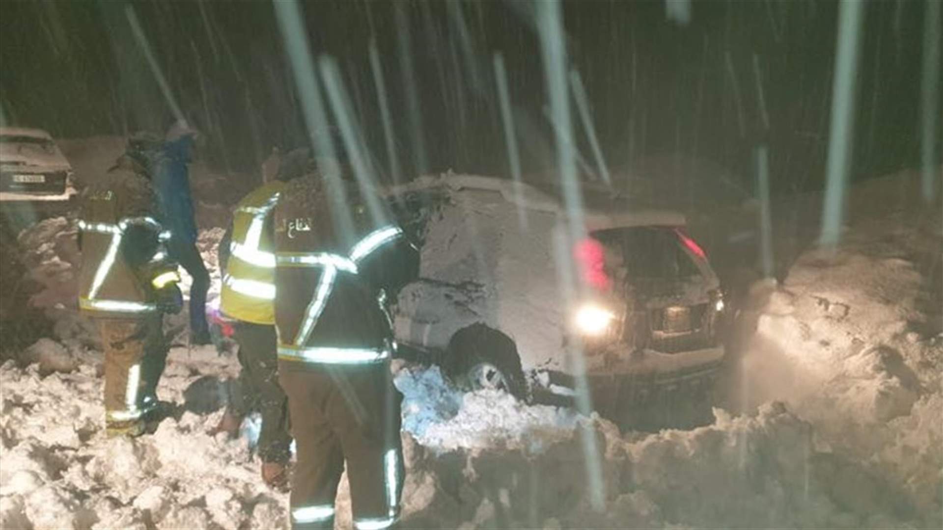 انقاذ مواطنين محتجزين داخل سياراتهم بسبب تراكم الثلوج في حراجل (صور)