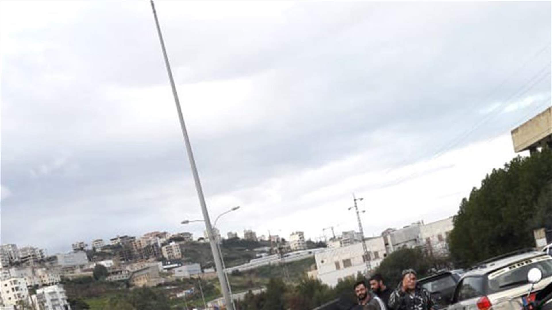 انقلاب بيك آب على اوتوستراد حالات باتجاه بيروت (صورة)