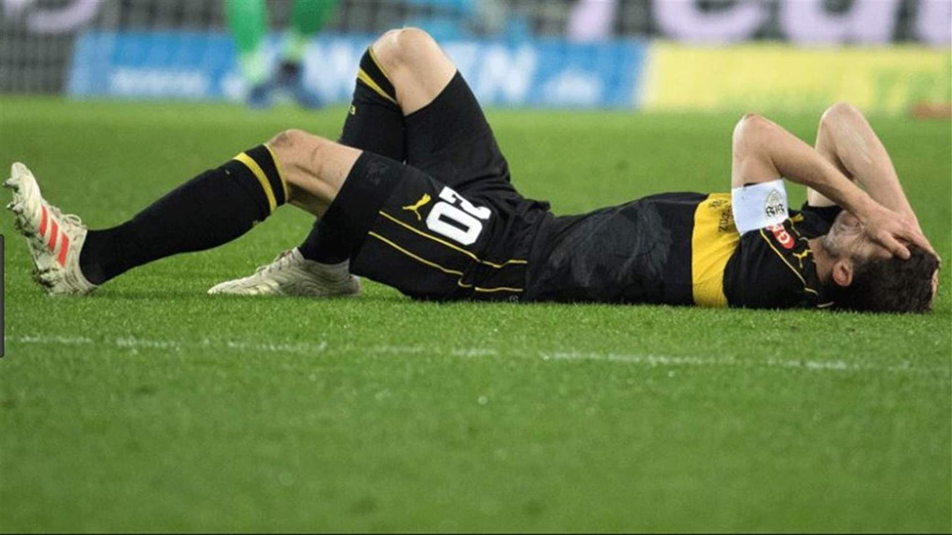 وفاة لاعب كرة قدم داخل أرض الملعب (فيديو)
