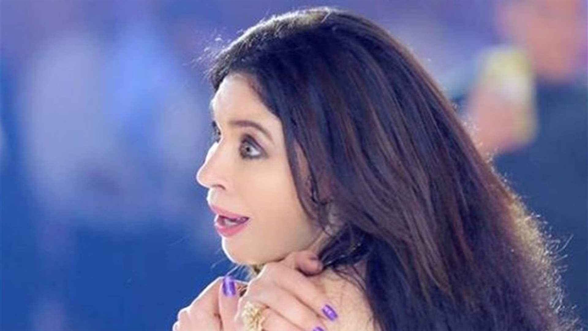الراقصة دينا تثير بلبلةً بقميصٍ مكشوف عند منطقة الصدر (صورة)