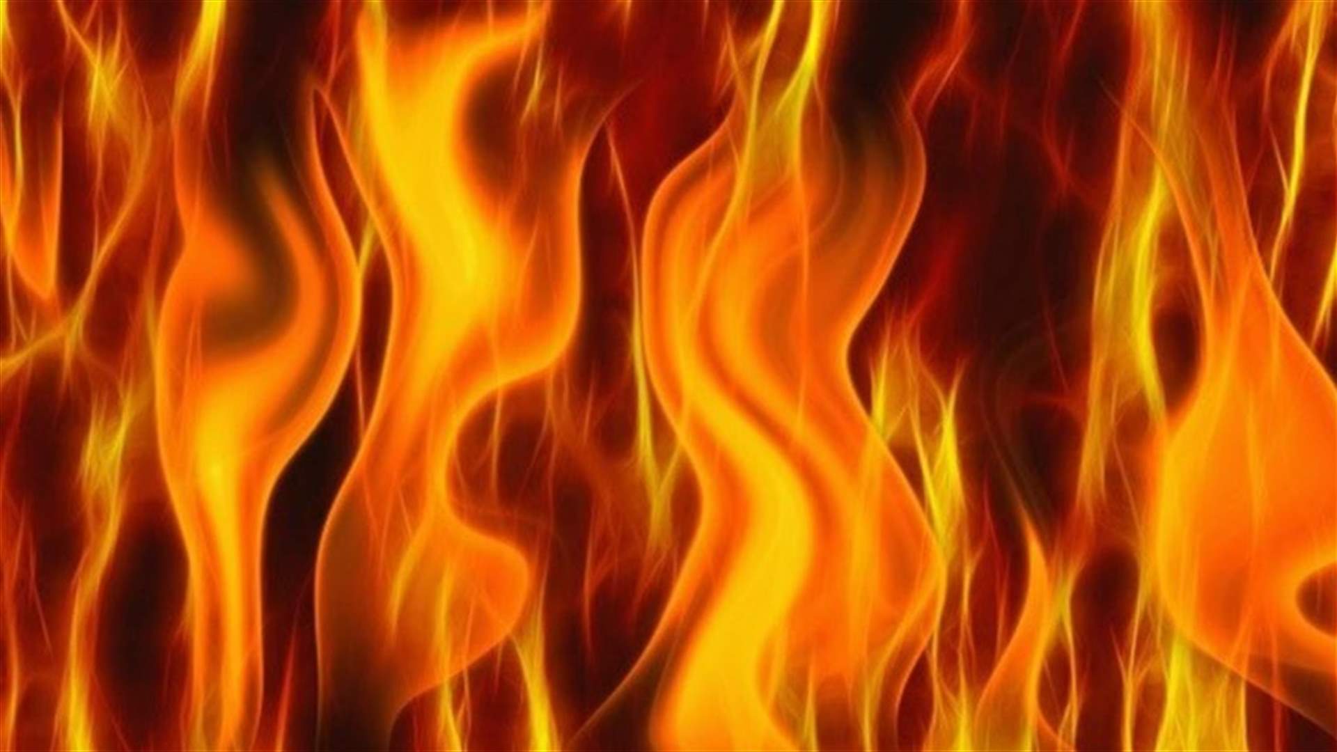 حريق داخل مستودع للفحم في بلدة جون.. واصابة عنصر من الدفاع المدني بحال اختناق