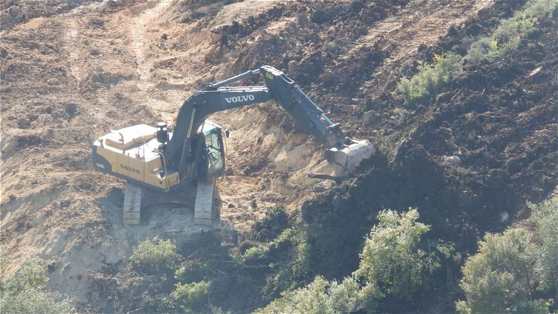 في أطمون شرقي بلدة رميش... اسرائيل باشرت بأعمال تجريف وشق طريق