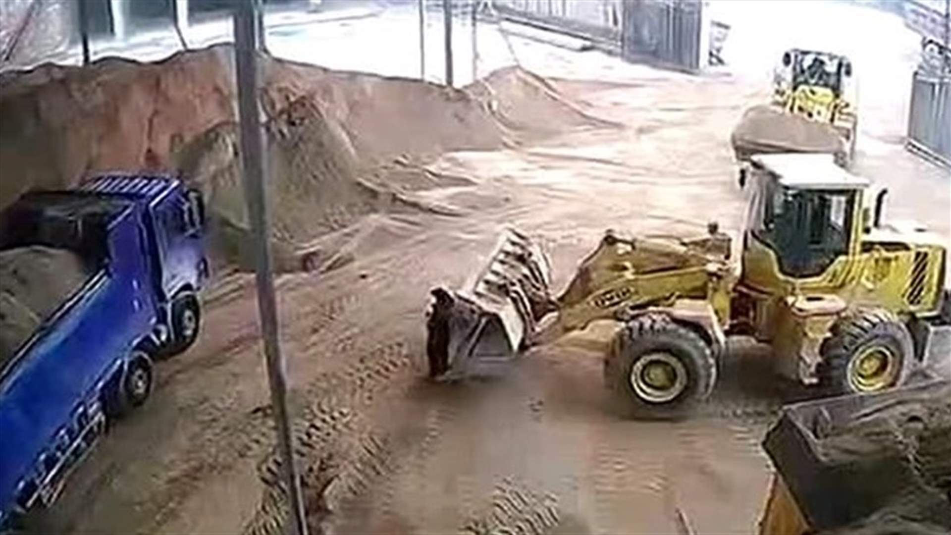 سائق جرافة يدفن زميلته حيّة في الرمال... فيديو يُوثّق الحادث الصادم