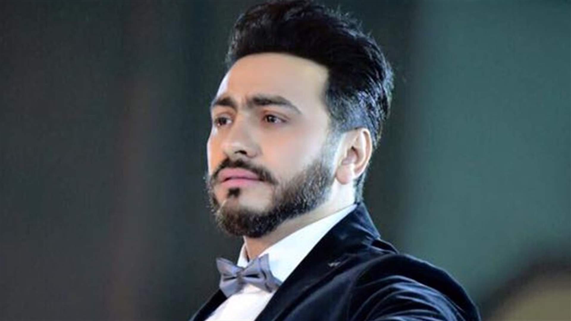 تامر حسني يتعرّض لموقف طريف في حفل زفاف.. ماذا فعل العريس؟ (فيديو)