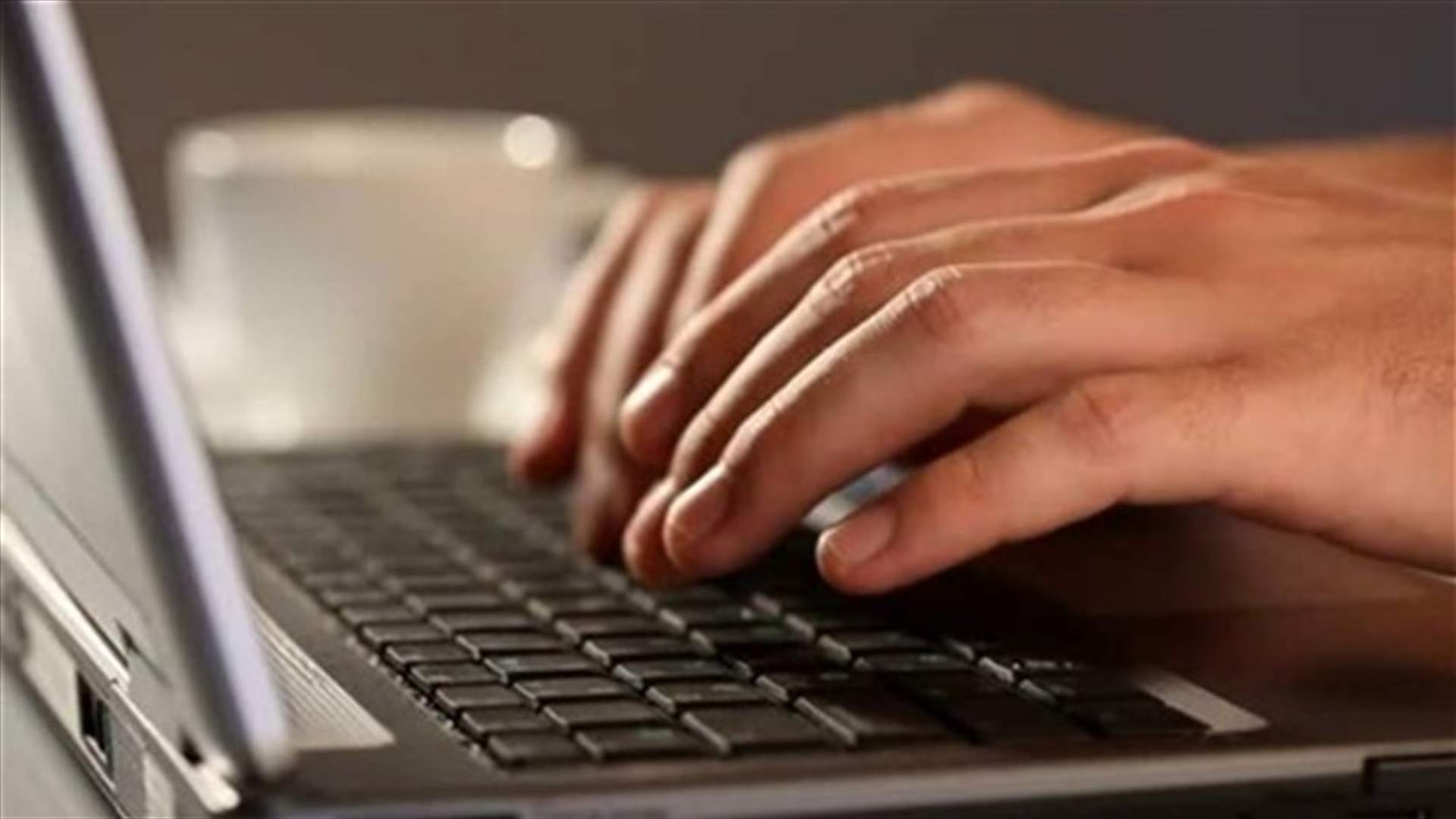 هددها بنشر صورها وابتزها ماديا وجنسياً... ماذا في التفاصيل؟