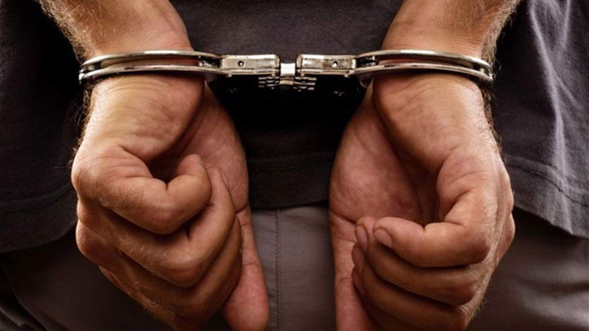 يسرق بضائع من الشركة التي يعمل فيها ويبيعها لحسابه الخاص
