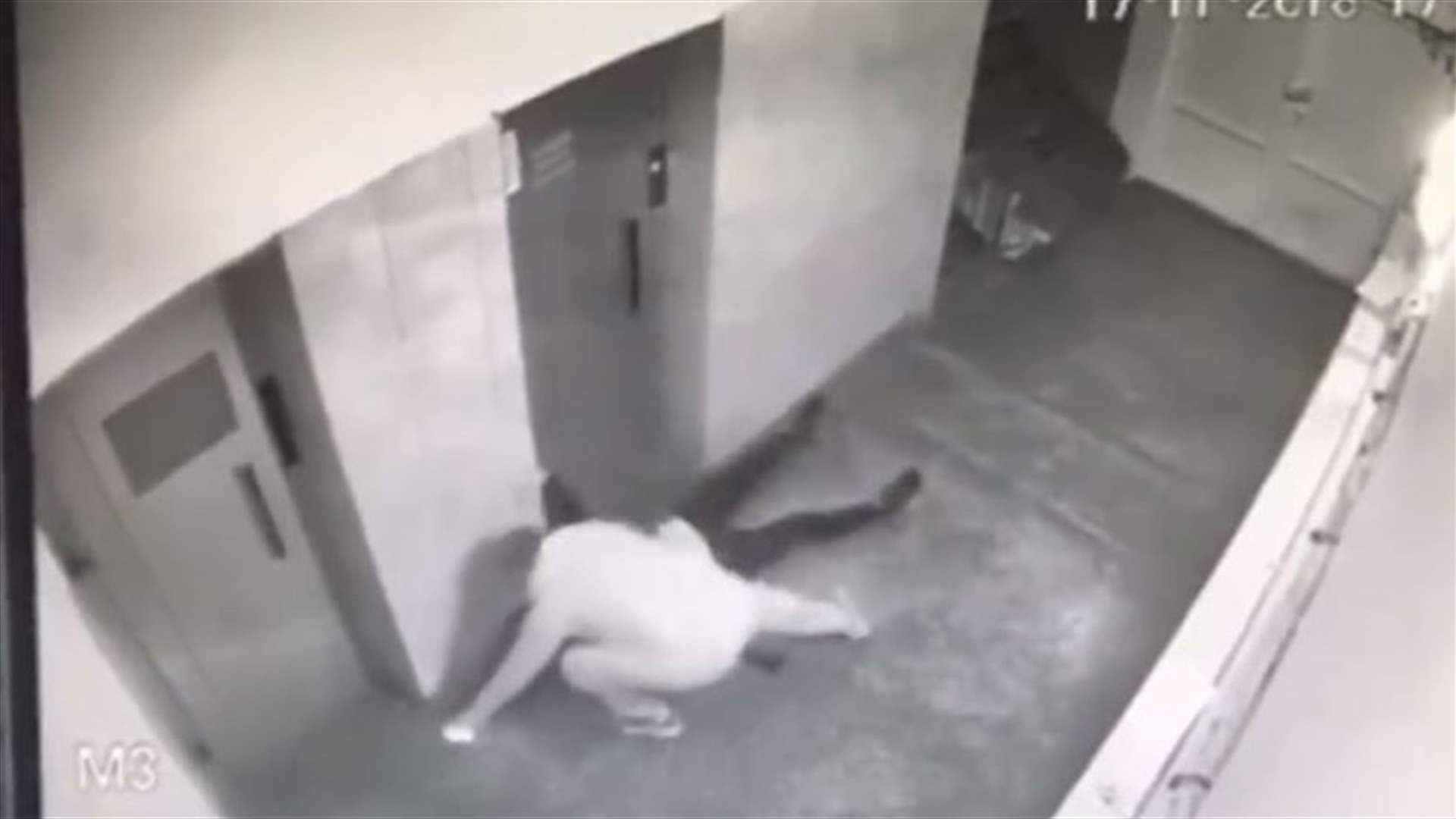 تعرّضت لهجوم عنيف أمام المصعد... فيديو وثّق المشهد الصادم