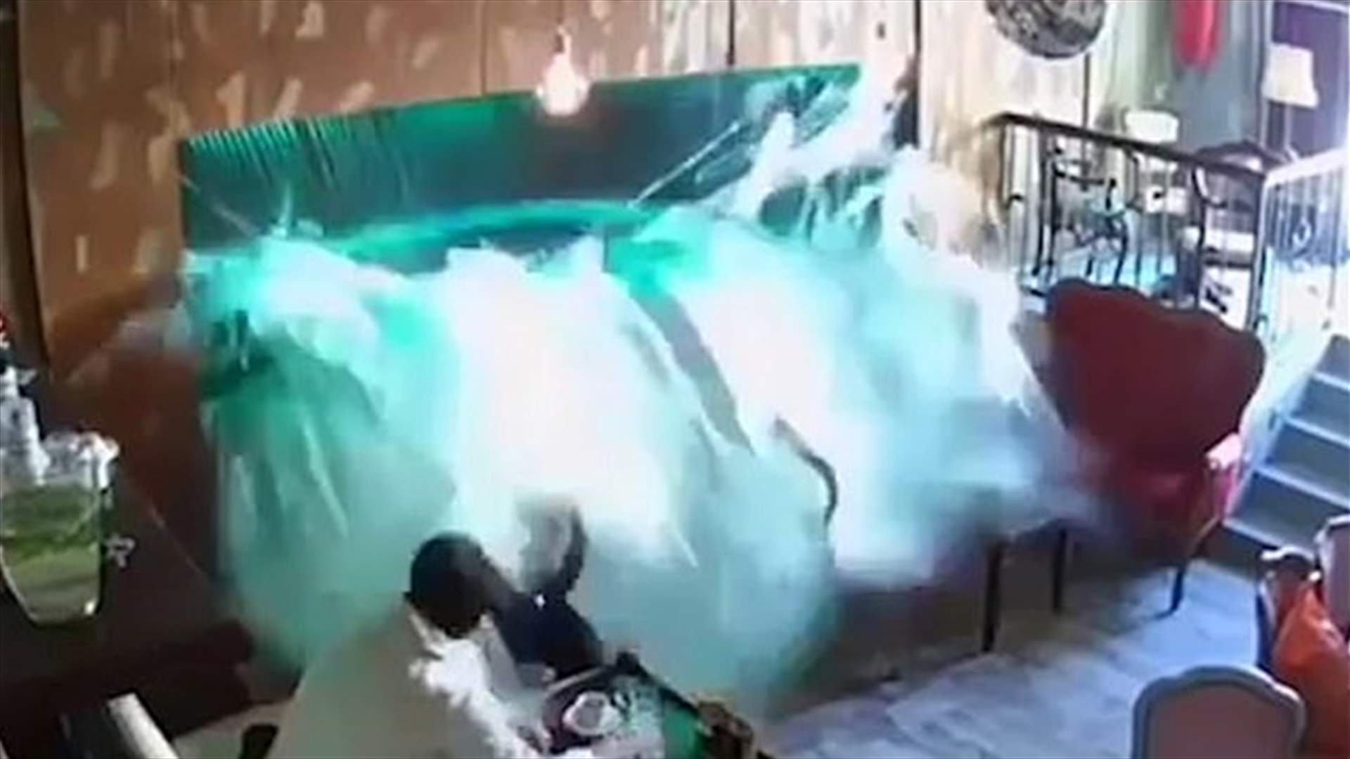 بعد تحطم حوض أسماك في مقهى... هذا ما حصل لرجلين كانا في الداخل (فيديو)