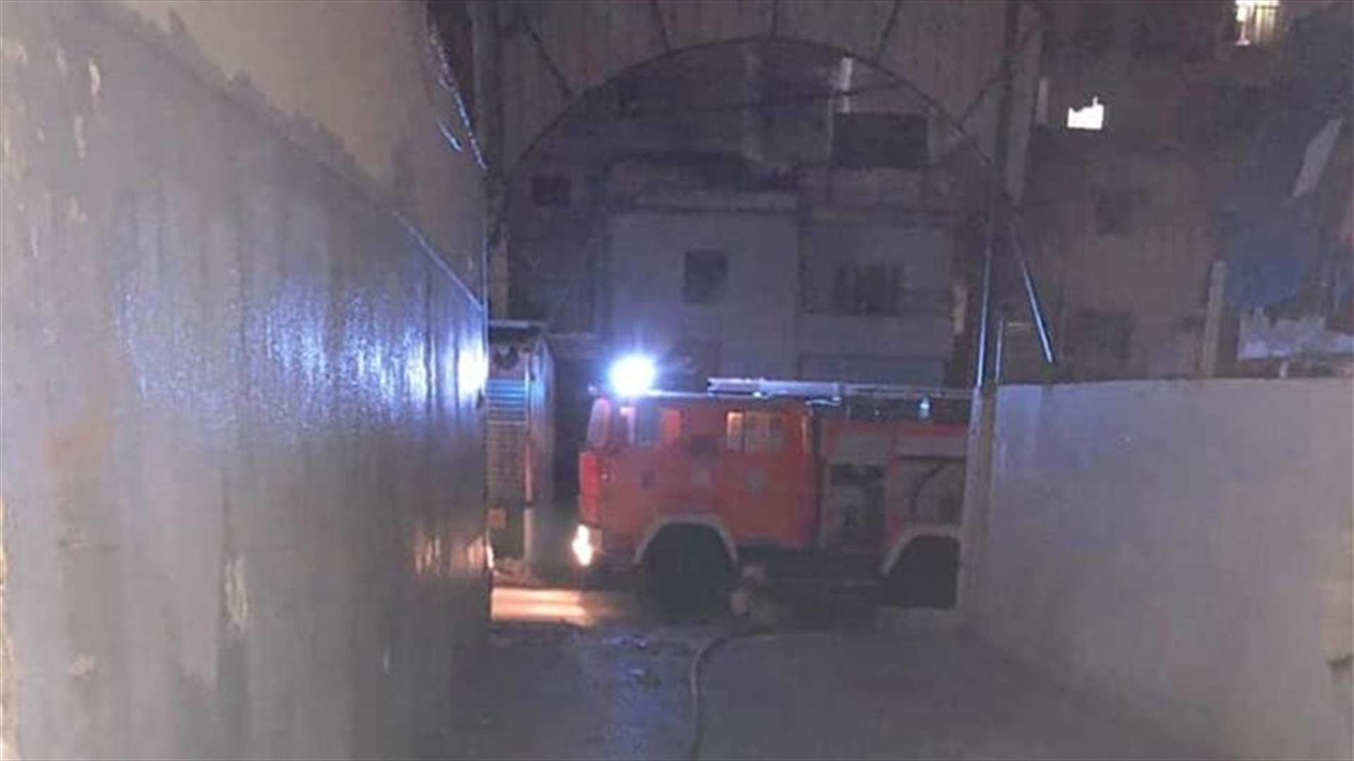 اخماد حريق داخل مستودع للفحم في صبرا (صور)