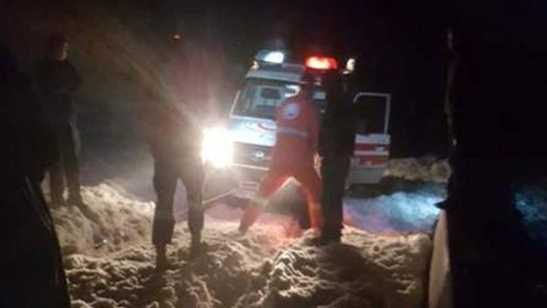 إنقاذ أفراد 3 عائلات احتجزوا داخل سياراتهم في ثلوج جرد الضنية (صورة)