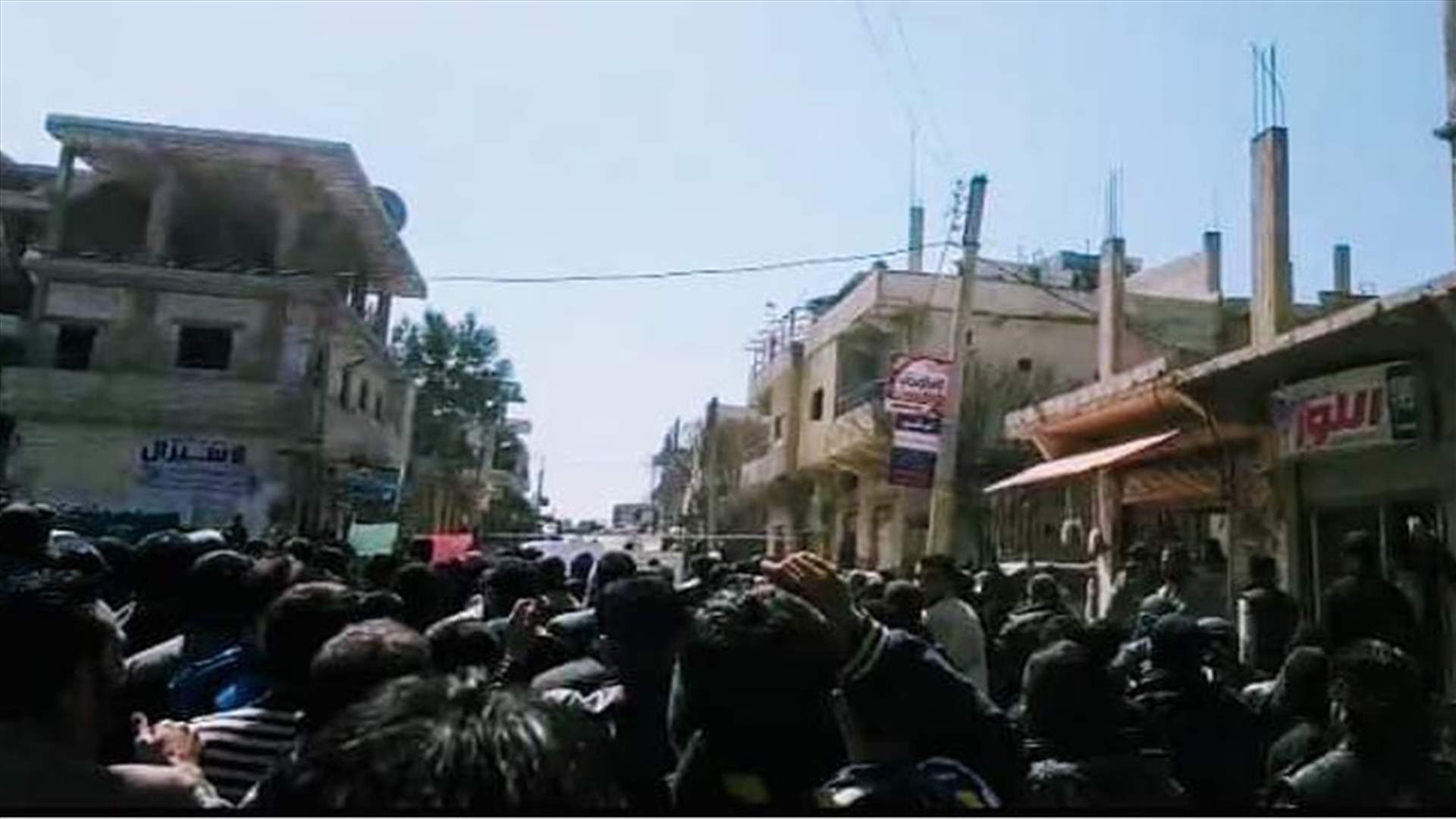 تظاهرة في مدينة درعا احتجاجاً على تمثال لحافظ الأسد (فيديو)