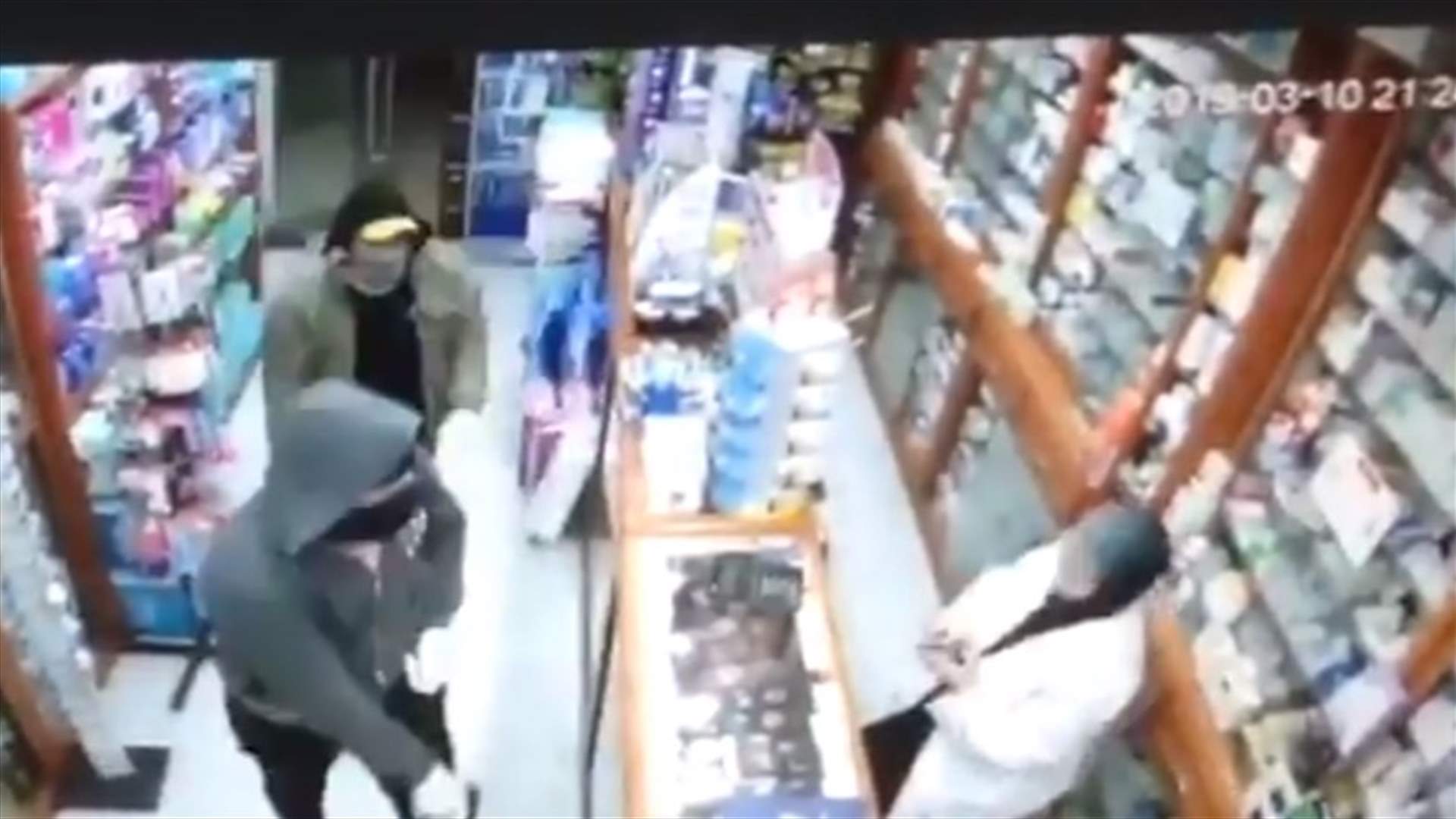 في الشرحبيل - صيدا... ملثمون يهددون صاحبة صيدلية ويسرقونها (فيديو)