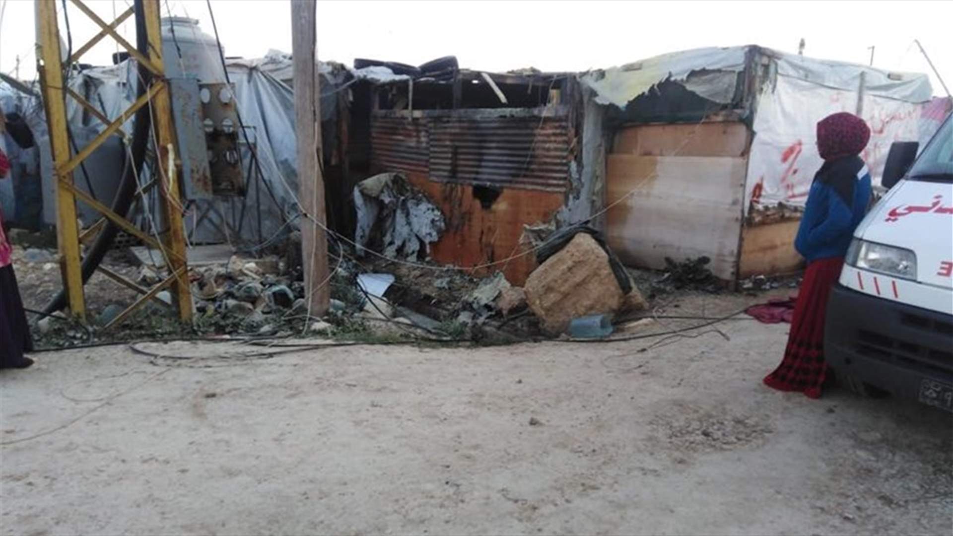 حريق داخل مخيم للنازحين السوريين في عنجر (صور)