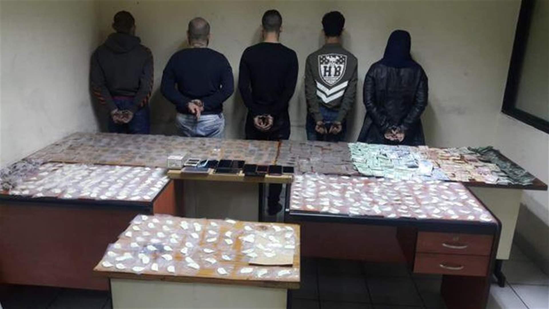 تفكيك شبكة اتجار وترويج ونقل وتخزين مخدرات تنشط في برج حمود وجل الديب (صور)