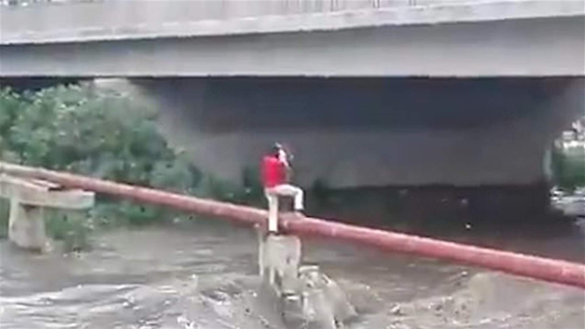 رجل شجاع ينقذ طفلاً عالقاً فوق نهر هائج... فيديو اجتاح الانترنت