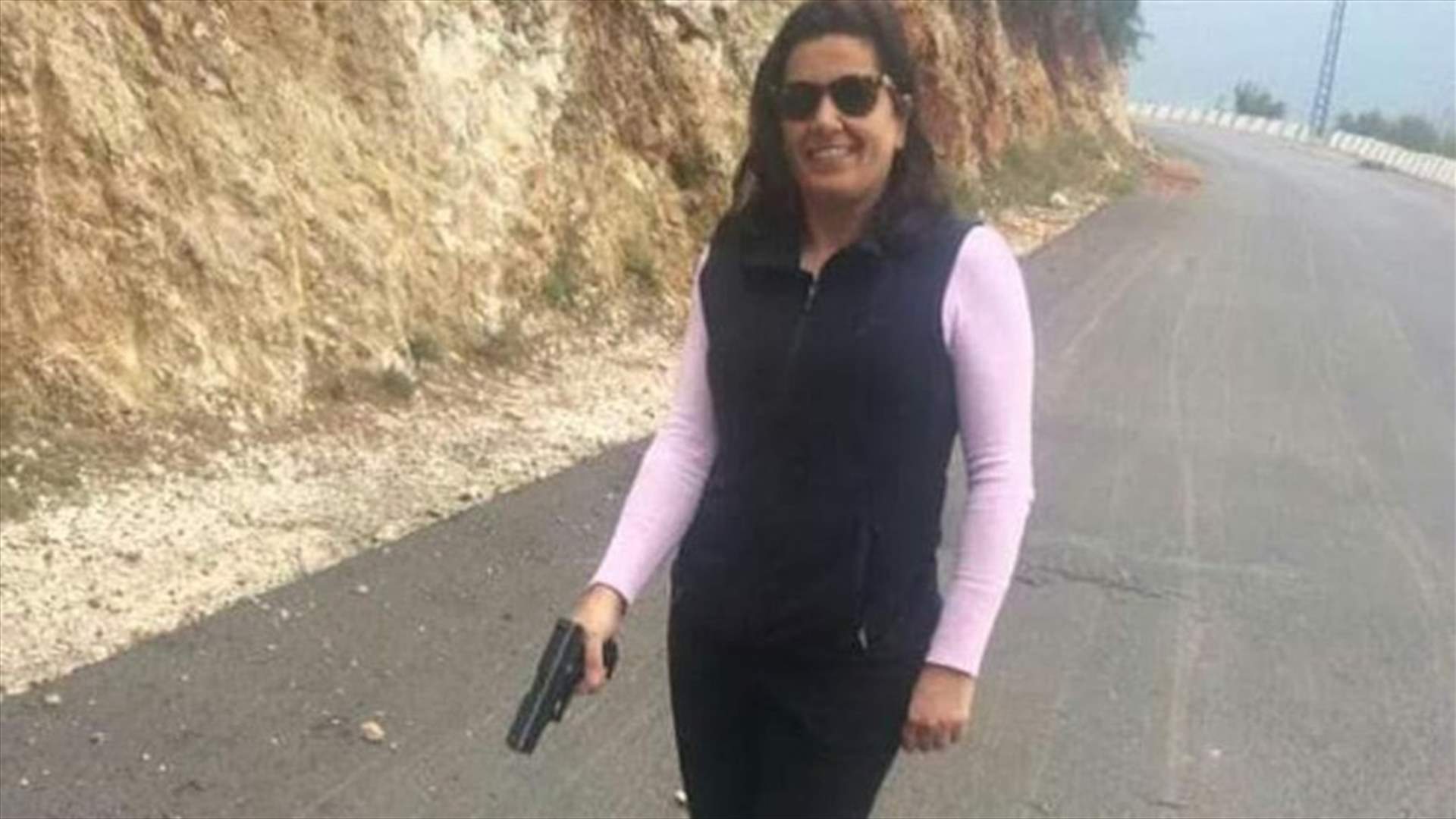 بعد انتشار صورتها تحمل سلاحا أمام حيوان ميّت... القاضي ملكون يقرر توقيف زوجها