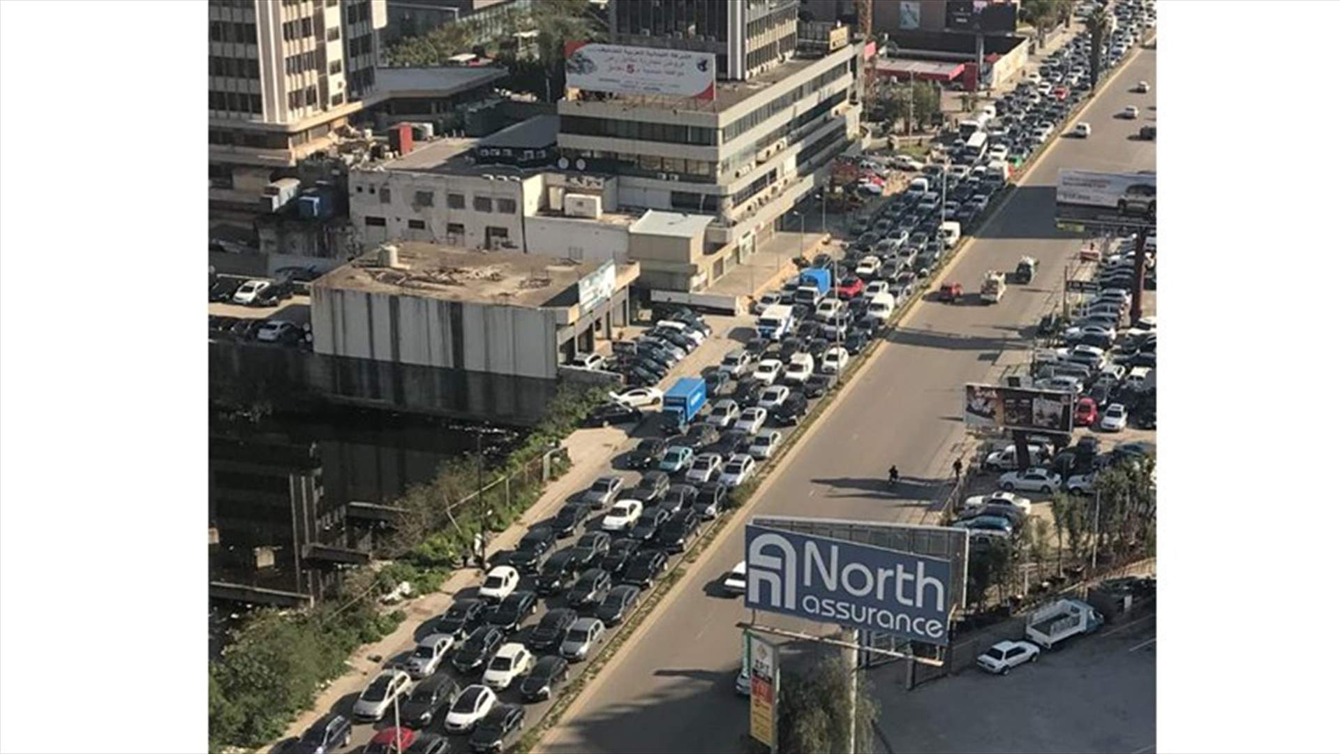 طريق الجديدة باتجاه الصالومي يتحوّل الى موقف للسيارات (صور)