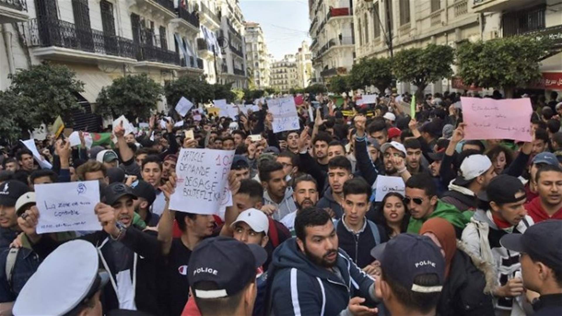 آلاف الجزائريين يطالبون بتغيير فوري