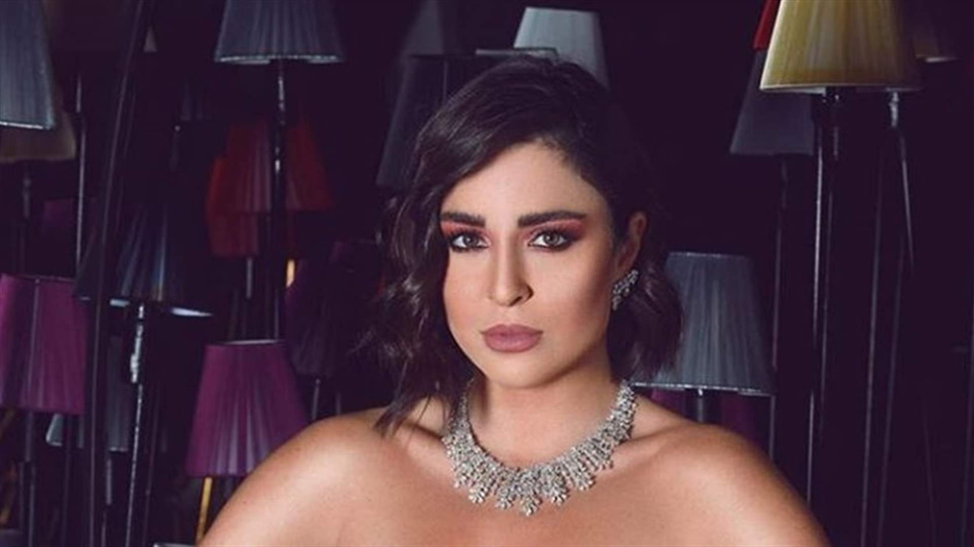 والدة سارة أبي كنعان تُشعل الإنترنت بجمالها.. إطلالة ملوكية مع إبنتيها! (صورة)
