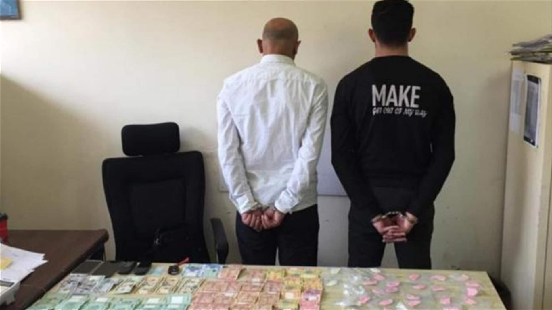 مطاردة في ضبية نتج عنها توقيف مروجين وضبط كمية من المخدرات