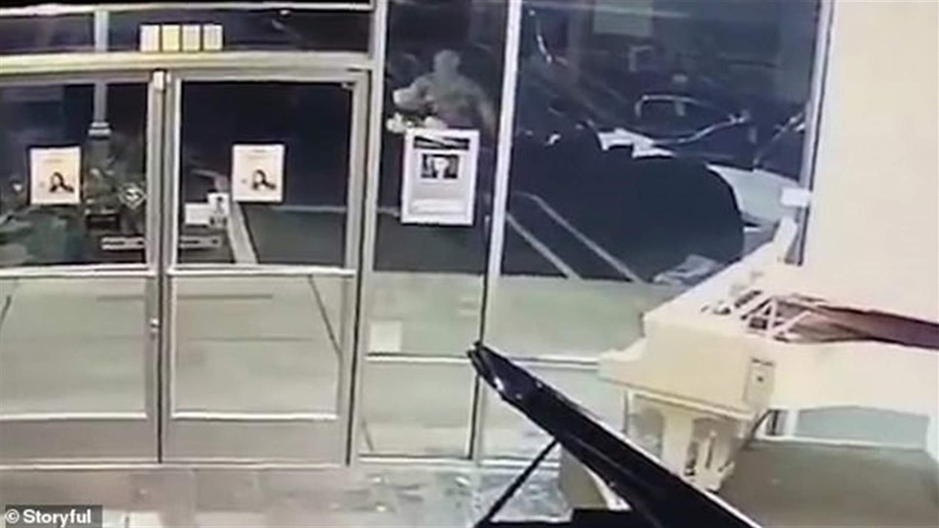 حطّم زجاج متجر لآلات البيانو... ليسرق دمية! (فيديو)