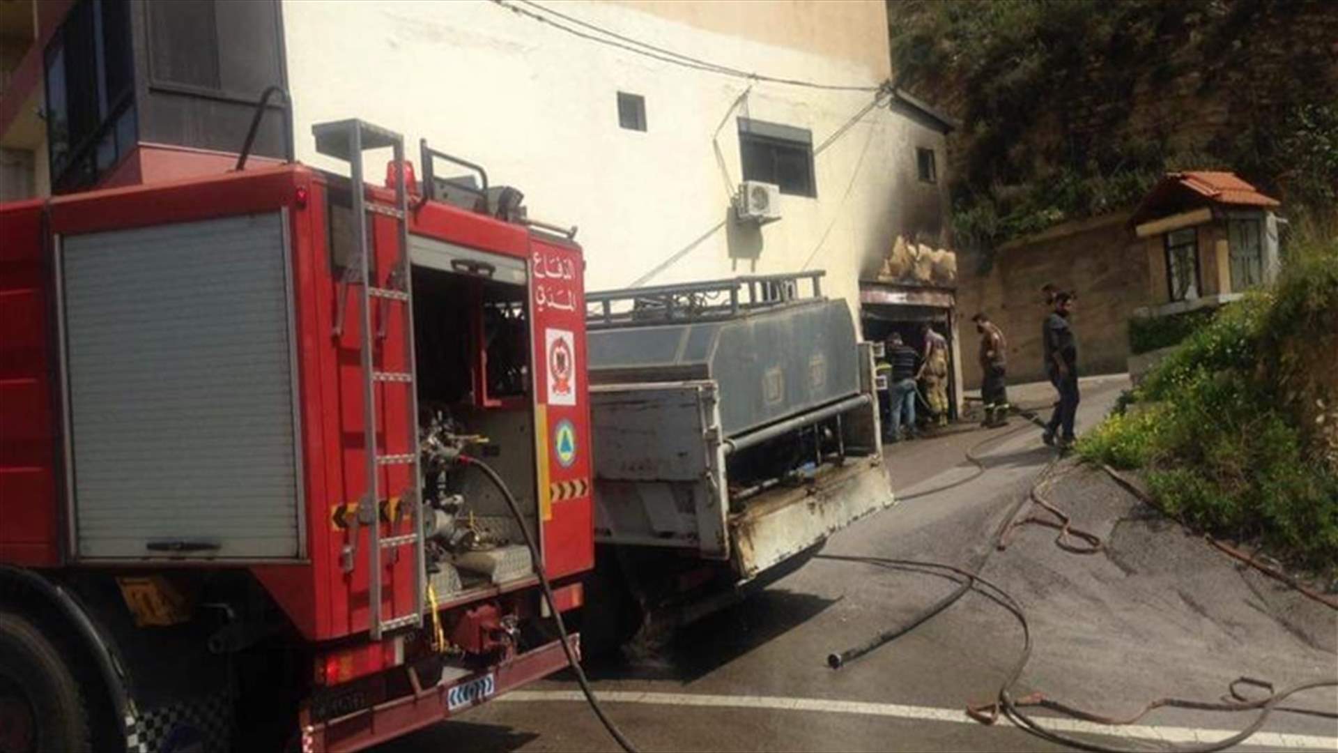 إخماد حريق داخل كاراج لإصلاح الدراجات النارية في المعيصرة