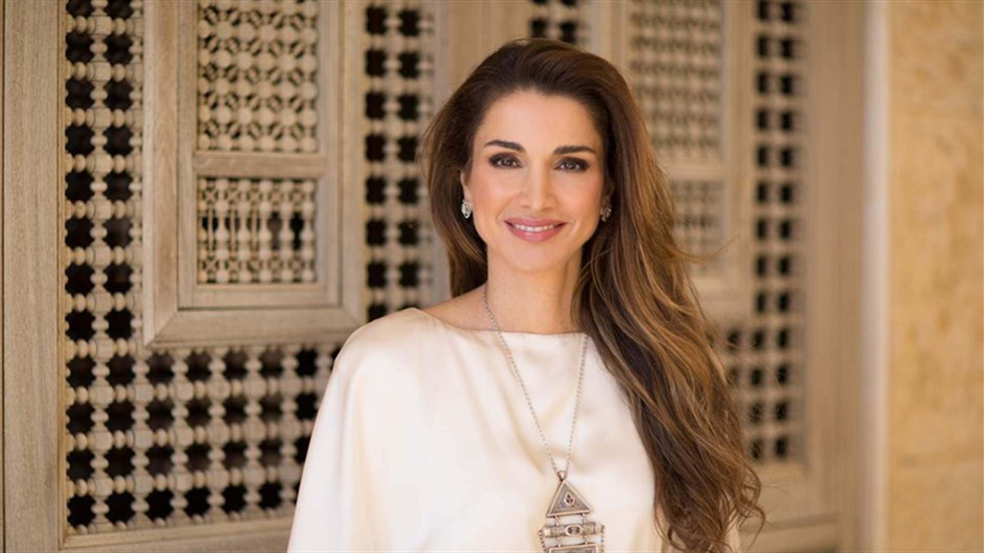 الملكة رانيا تتألق على غلاف مجلة عالمية... اعتمدت تصميماً من توقيع لبناني