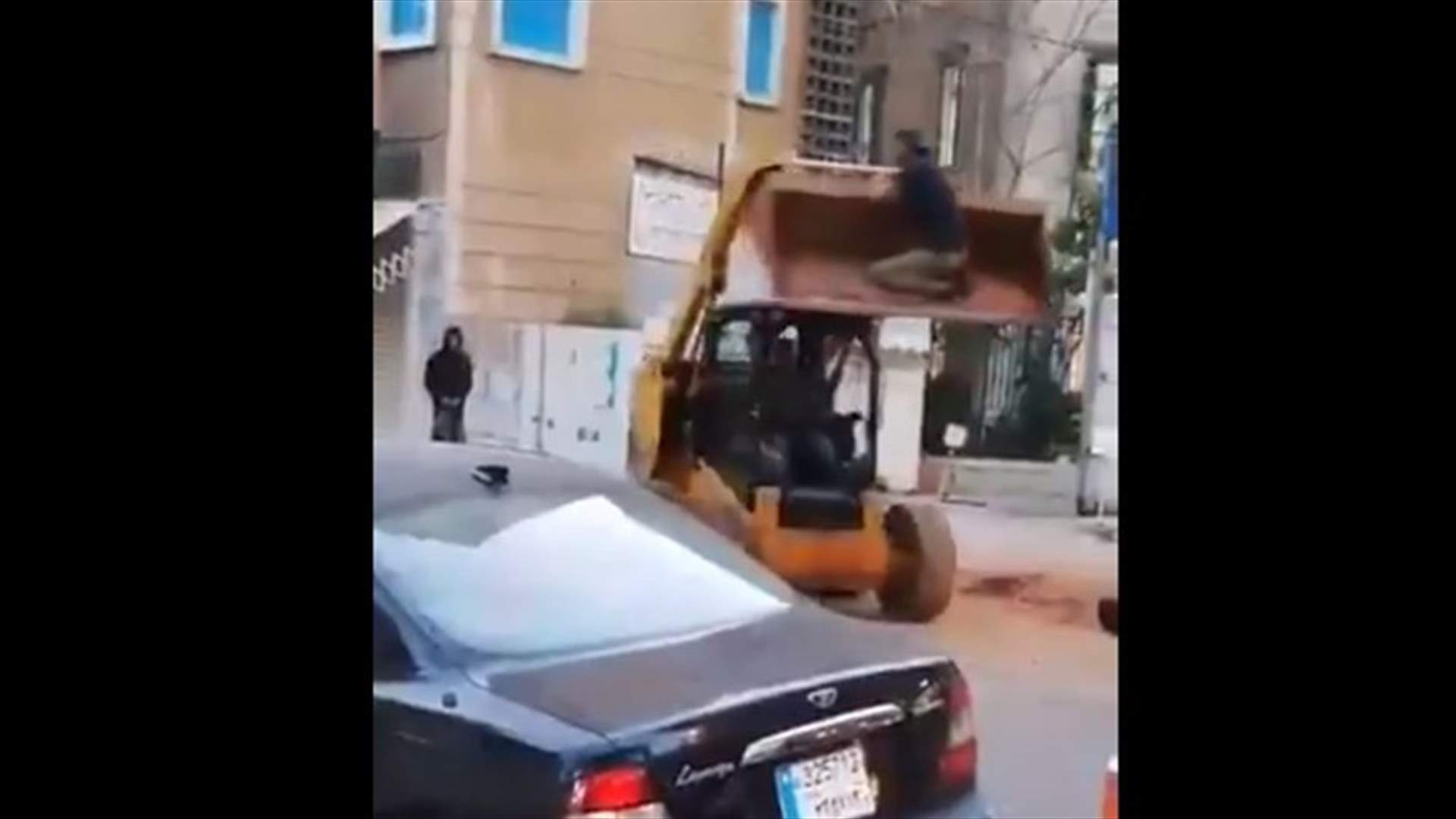 قوى الامن تنشر فيديو جديد لـ"عجائب دنيا السير"... أعمال بهلوانية على جرّافة