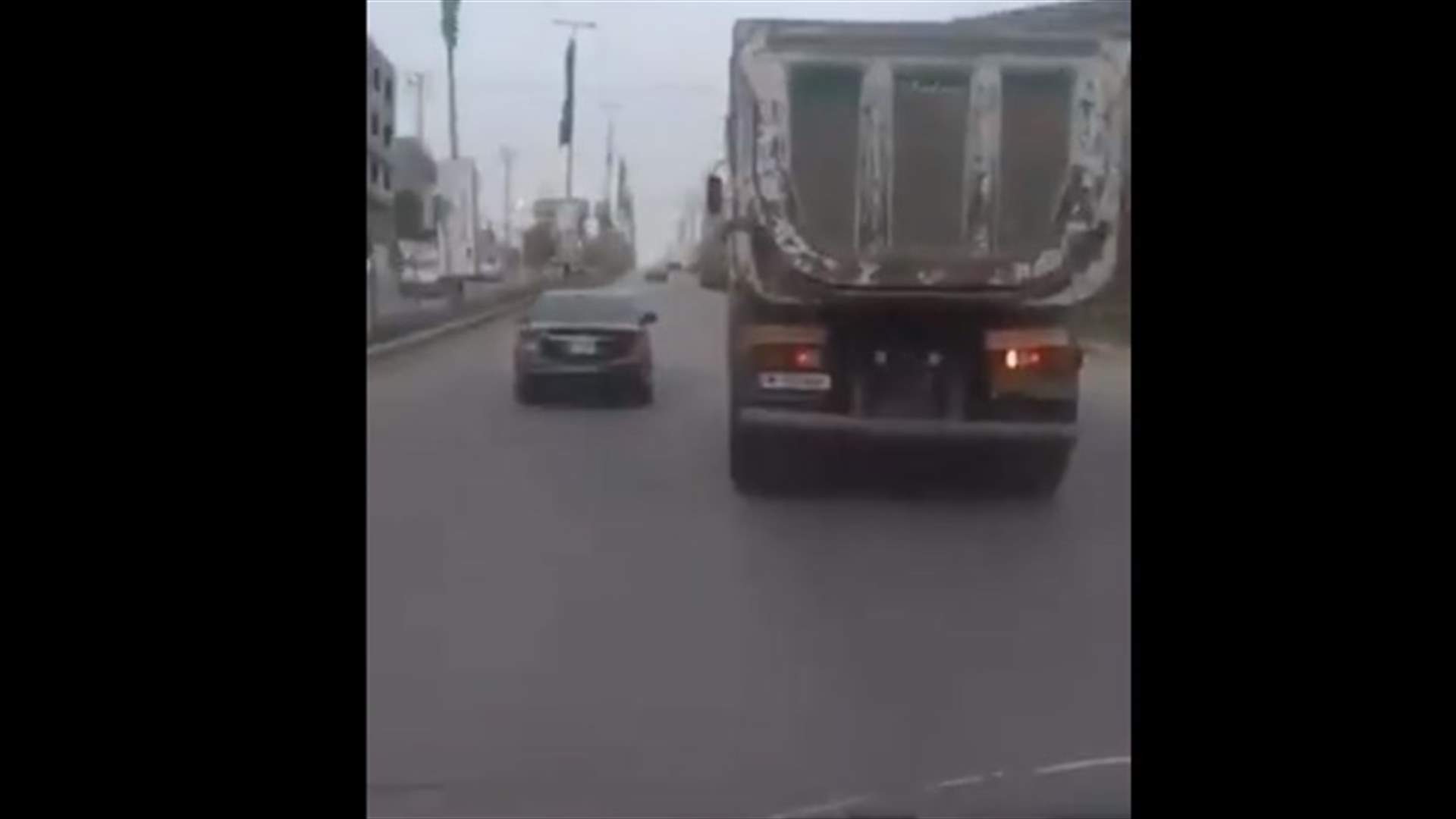 سائق شاحنة متهور على طريق كفررمان... وقوى الأمن في المرصاد (فيديو)