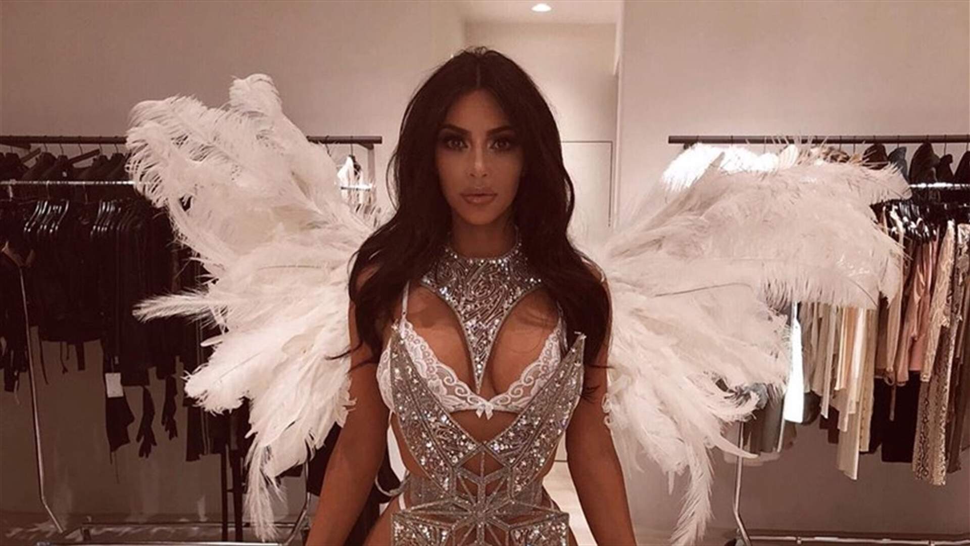 كيم كارداشيان في فستان بالكاد غطّى جسمها... داخل غرفة أحذيتها وحقائبها الفاخرة (صورة)