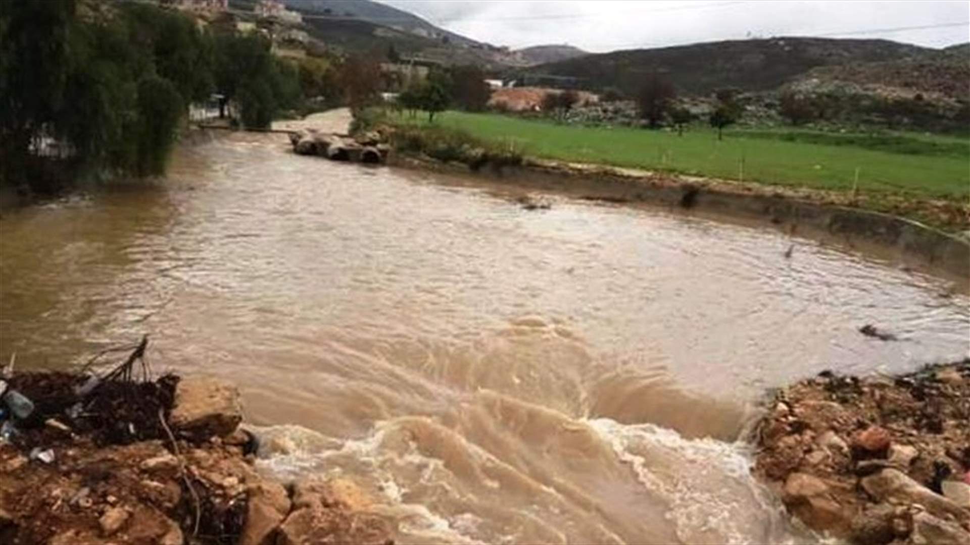 غزارة الامطار في النبطية رفعت منسوب مياه الليطاني وتسببت بانزلاقات واضرار بالمزروعات