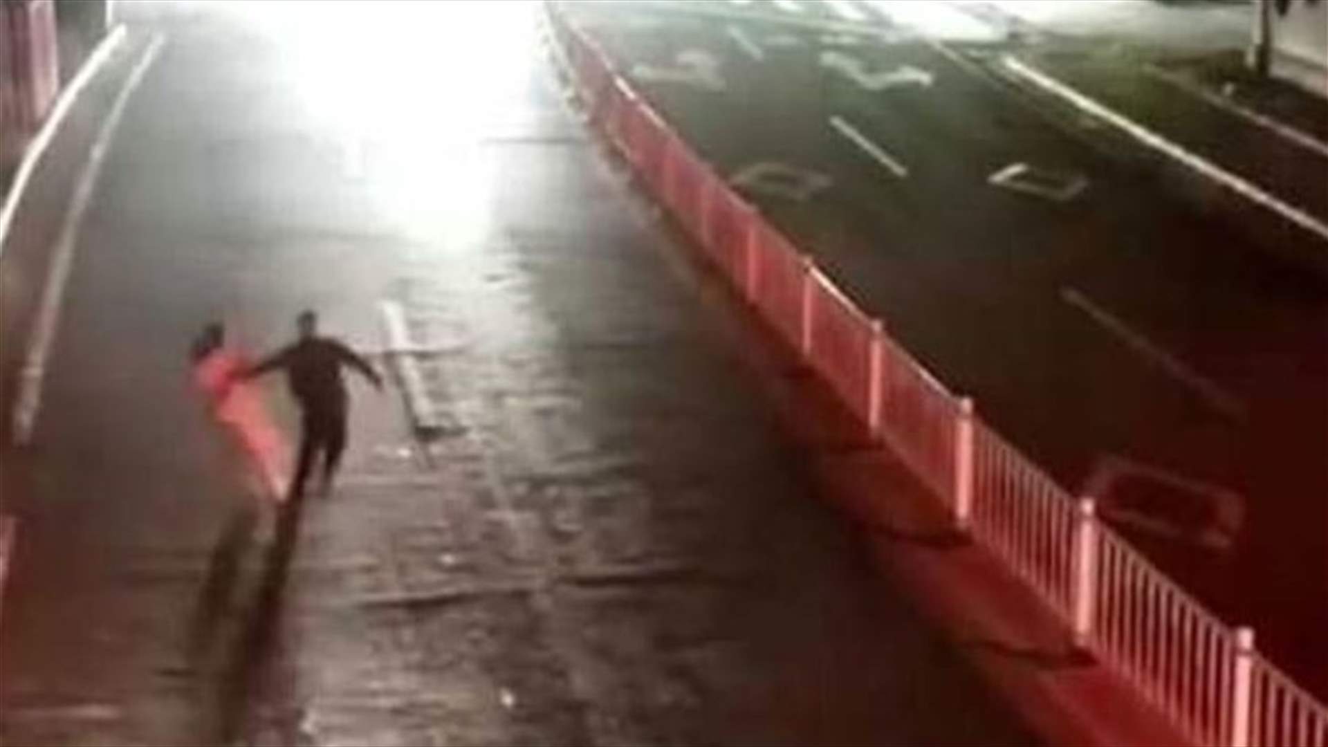 رجل ثمل يختبر حب زوجته على الطريق العام... فكانت هذه النتيجة (فيديو)