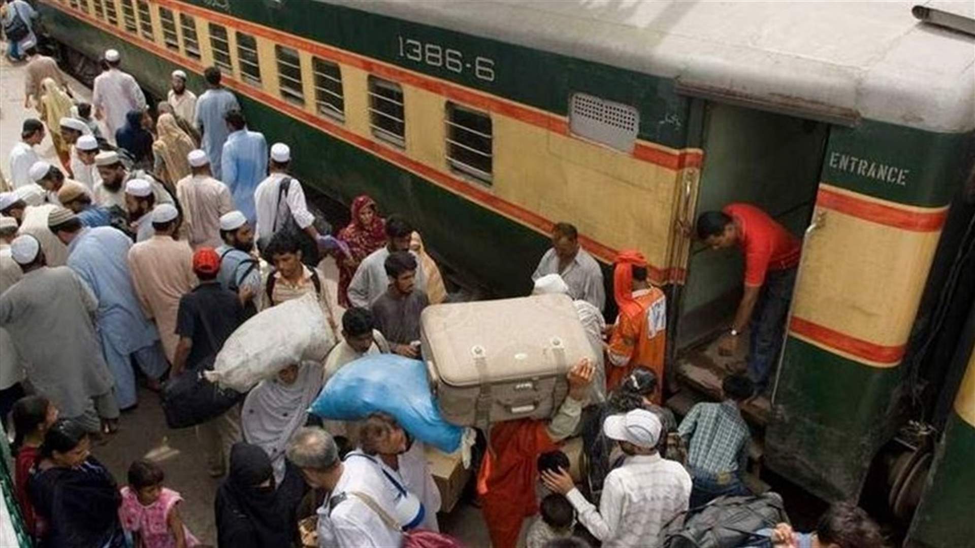 قتلى في انفجار على خط للسكك الحديدية في باكستان
